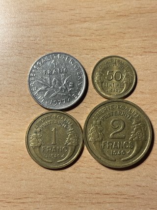 Lotto di 32 monete francesi e altre. Diverse.