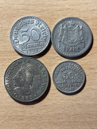 Lotto di 32 monete francesi e altre. Diverse.