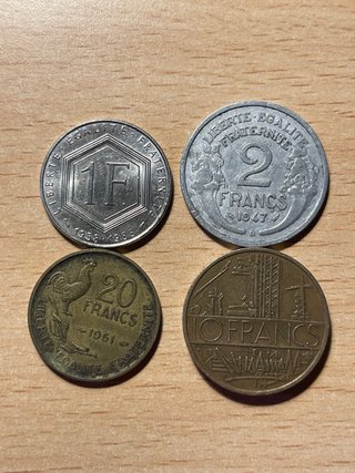 Lotto di 32 monete francesi e altre. Diverse.