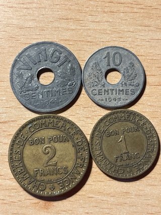 Lotto di 32 monete francesi e altre. Diverse.
