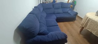 Sofá esquinero azul de tela.