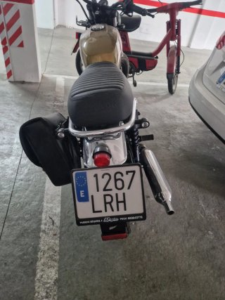 Moto Brixton 250cc Oro y Rojo