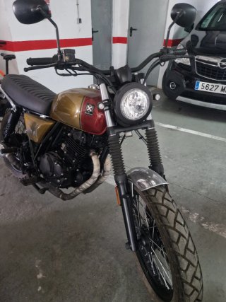 Moto Brixton 250cc Oro y Rojo