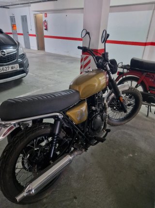 Moto Brixton 250cc Oro y Rojo