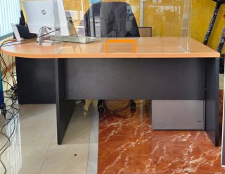 Mostrador de oficina de madera y plástico