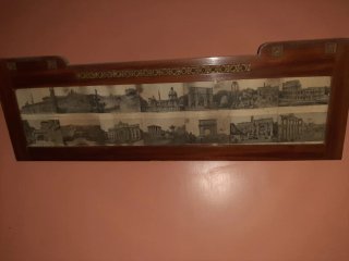 Cornice antica con stampe di Roma