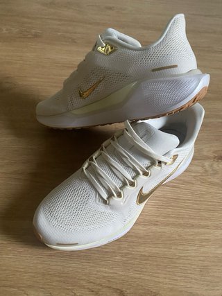 2 pares  de zapatillas Nike