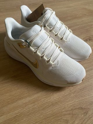 2 pares  de zapatillas Nike
