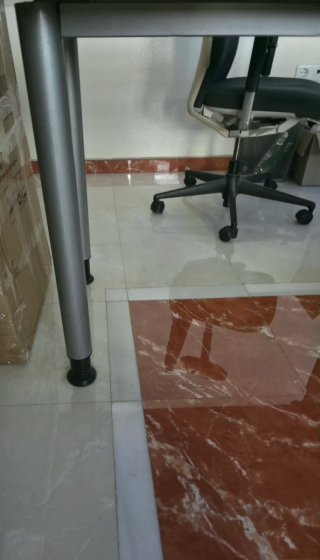 Mesa de oficina beige y gris