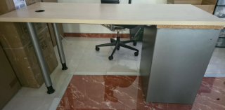 Mesa de oficina beige y gris