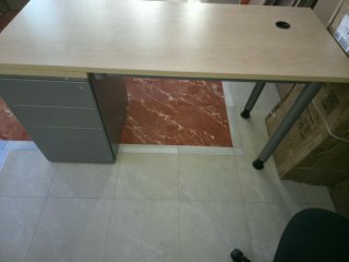 Mesa de oficina beige y gris
