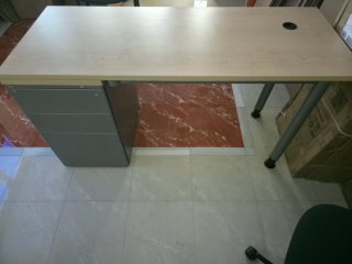 Mesa de oficina beige y gris