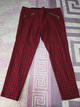 Pantalones pitillo a cuadros rojos y negros