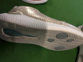 Zapatos dorados y plateados