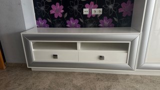Mueble TV moderno blanco y plateado
