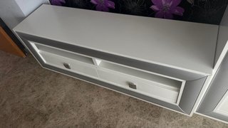 Mueble TV moderno blanco y plateado