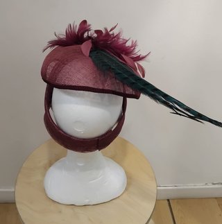 Tocado de invitada burdeos con plumas