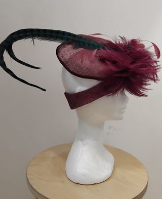 Tocado de invitada burdeos con plumas
