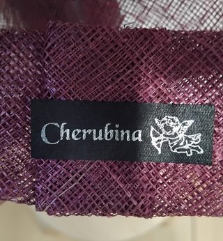 Tocado de invitada burdeos con plumas