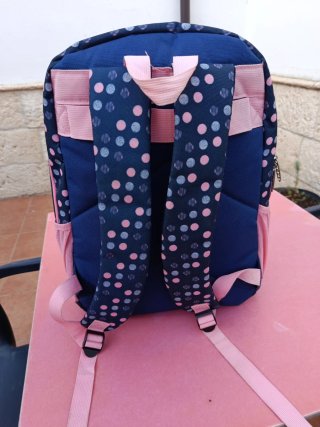 Mochila azul con lunares rosas y grises