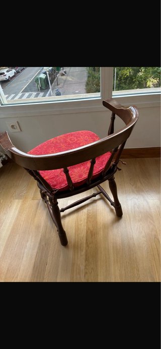 Silla de madera antigua con cojín rojo