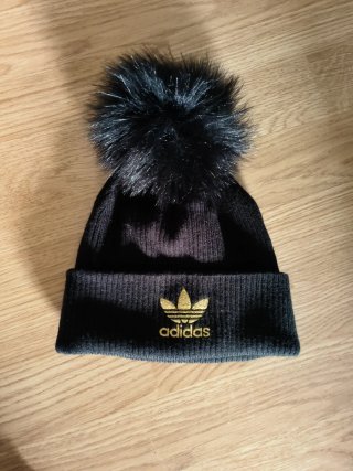 Gorro Adidas Negro con pompón dorado