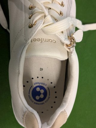 Zapatos urbanos blancos con detalles dorados