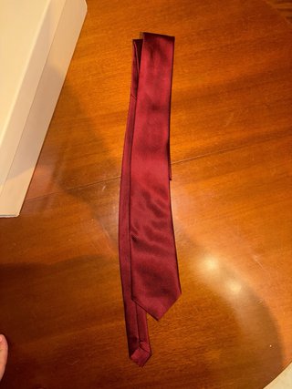 Corbata burdeos con rayas
