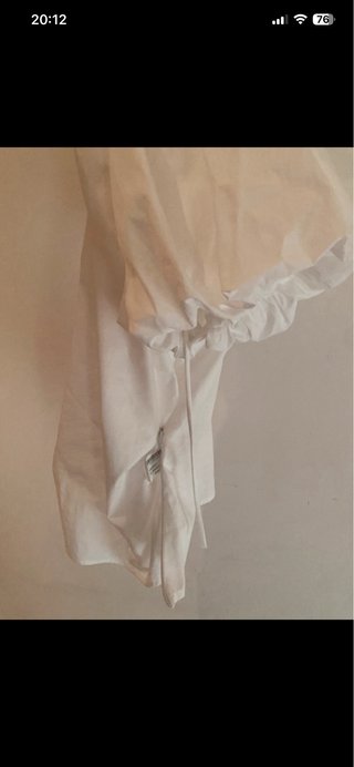 Top Zara blanco y falda negra volantes