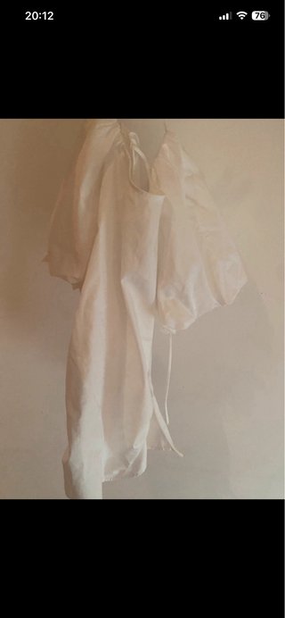 Top Zara blanco y falda negra volantes