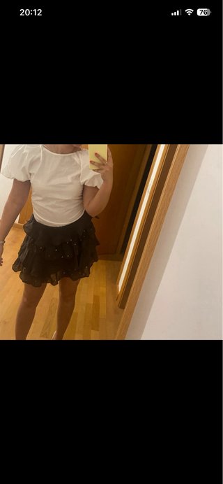 Top Zara blanco y falda negra volantes