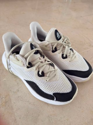 Under Armour Curry Talla 41 Beige/Blanco