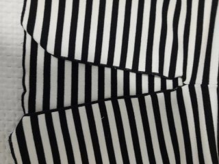 Falda larga de rayas blancas y negras