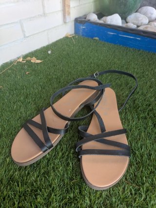 Sandalias negras  Tiras.