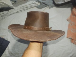 Sombrero de piel vacuno marrón de Ávila