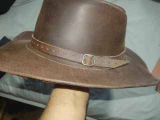 Sombrero de piel vacuno marrón de Ávila