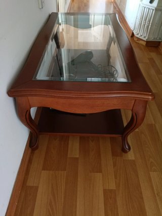 Mesa de salón de madera y cristal