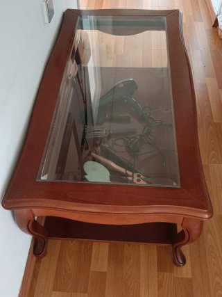 Mesa de salón de madera y cristal