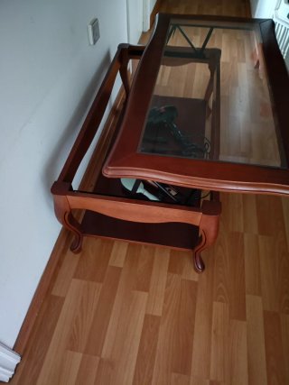 Mesa de salón de madera y cristal