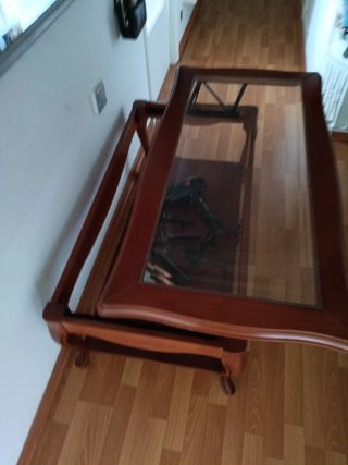 Mesa de salón de madera y cristal