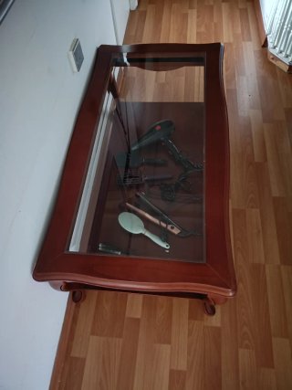 Mesa de salón de madera y cristal