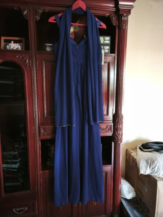 Vestido largo azul con detalles negros