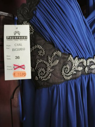 Vestido largo azul con detalles negros
