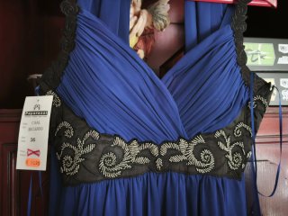 Vestido largo azul con detalles negros