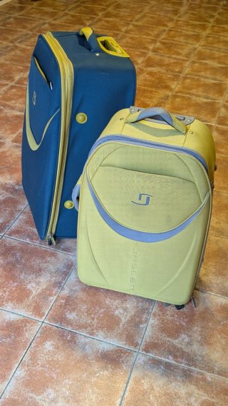 Maletas de viaje grandes azul y amarillo