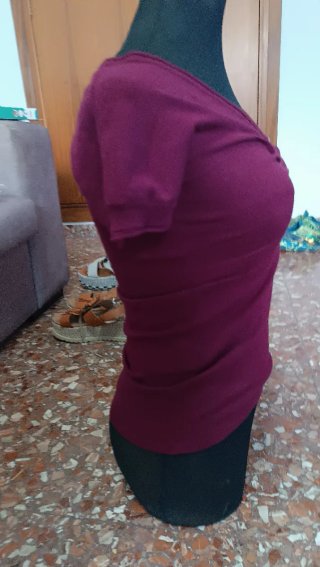 Camiseta burdeos con pedrería
