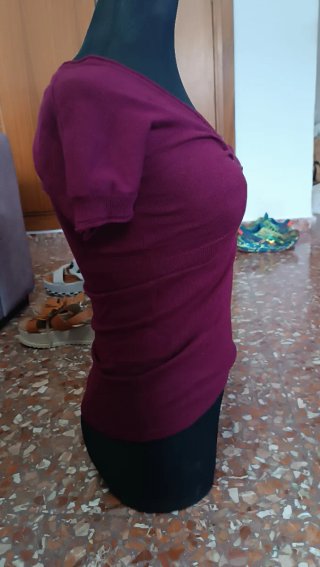 Camiseta burdeos con pedrería