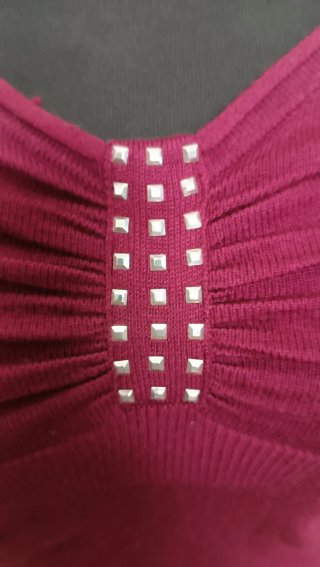 Camiseta burdeos con pedrería