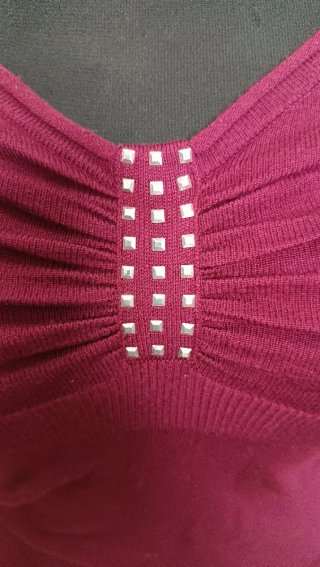 Camiseta burdeos con pedrería