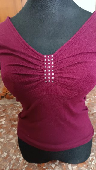 Camiseta burdeos con pedrería